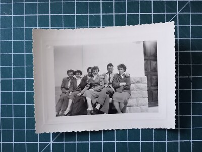 VR382 Foto um 1950 drei Paare sitzen auf einer Bank