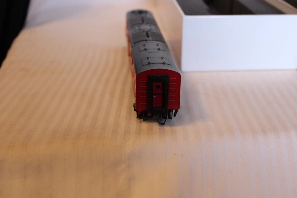 HO Scale Broadway Ltd., EMD E7B Loco Southern Pacific, Daylight #906 DUMMY - Image 3 of 4