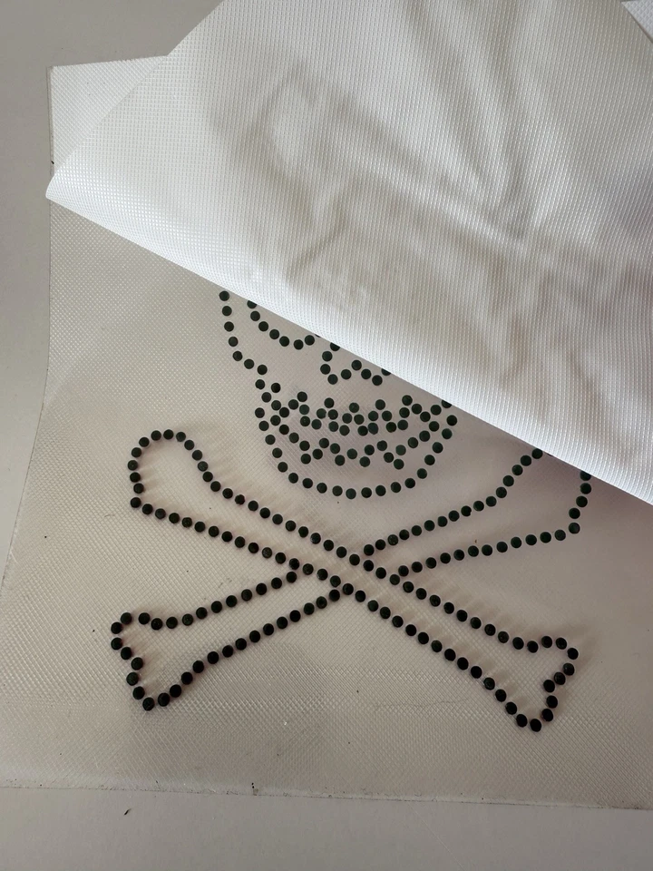 Перевод со стразами рубиновый красный череп и скрещенные кости утюг сделай сам 6,25 дюйма x 5 дюймов - Изображение 3 из 3