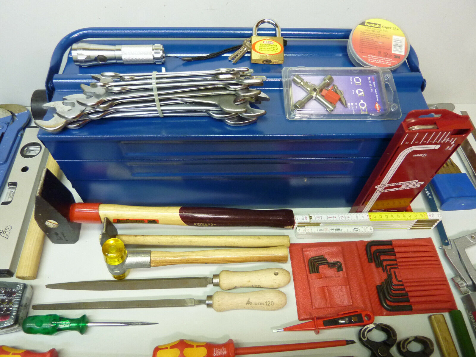 Montage Werkzeugkasten mit Profi-Werkzeug Werkzeugkoffer, Werkzeugtasche