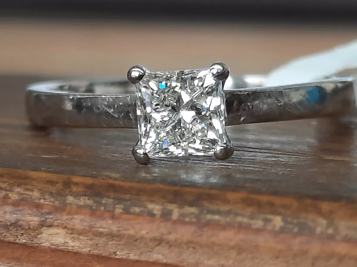 18ct or Blanc Diamant Taille Princesse Bague 0.50cts eBay