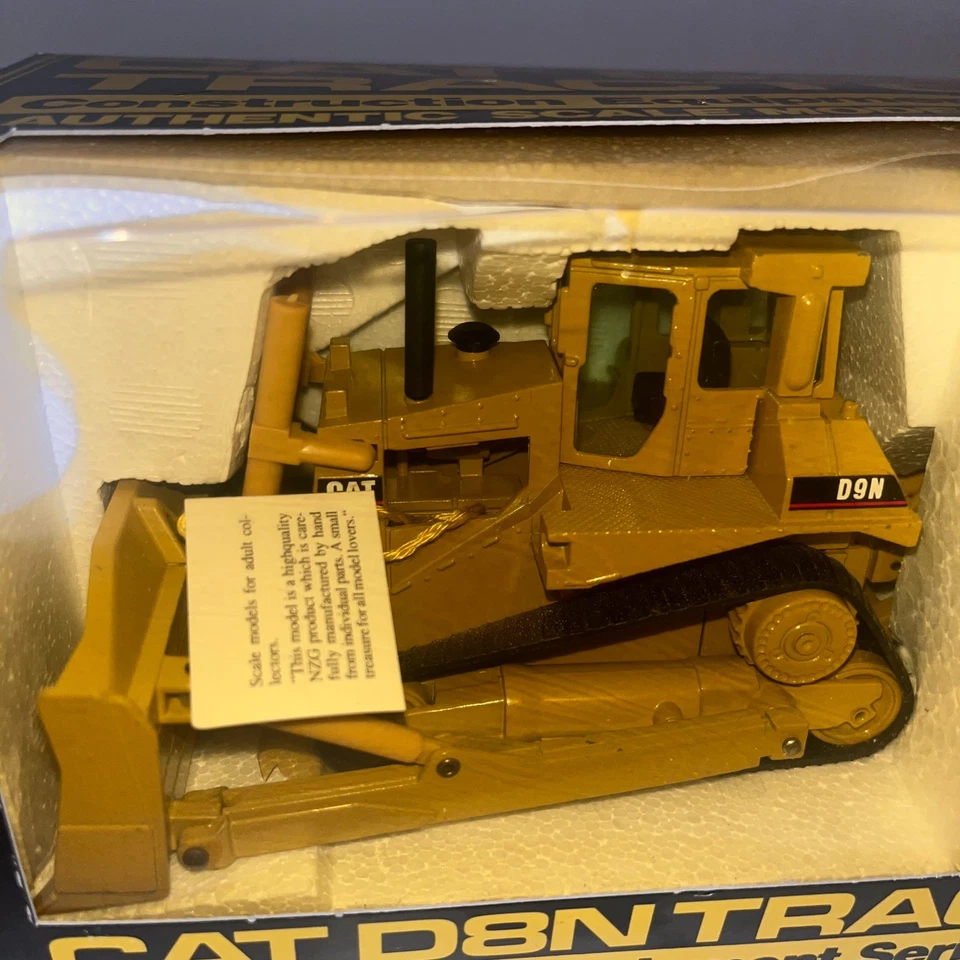Tractor Caterpillar CAT D8N de colección de los años 60 fundido a presión de zinc 1:50 en paquete Foto 2 de 4