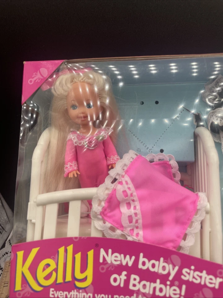Bedtime Kelly Nuevo Bebé Hermana de Barbie Muñeca Set 1994 Mattel 12489 Nuevo en Caja Foto 3 de 4