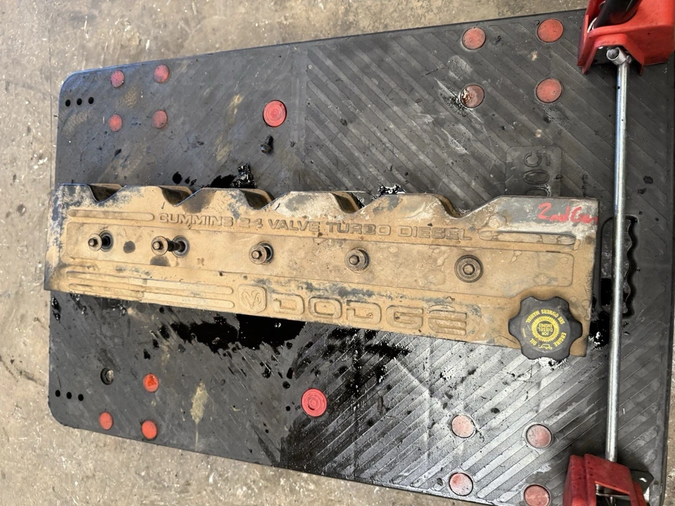 Dodge Ram 2500 3500 1998-2002 5,9 L 24 válvulas Cummins cubierta de válvula OEM Foto 2 de 4