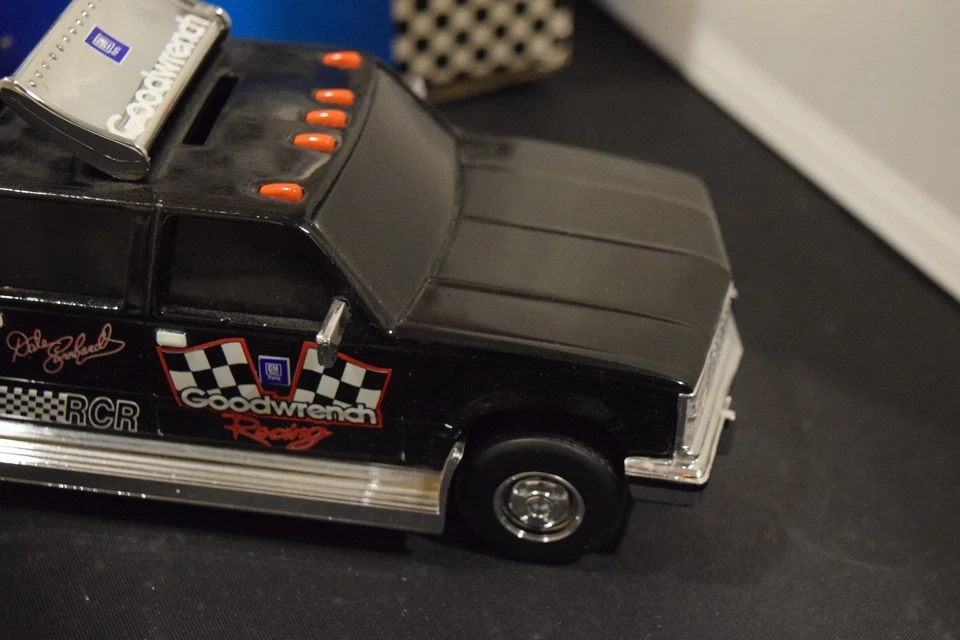 1995 Action Racing Platinum Series #3 Dale Earnhardt Goodwrench Dually Bank 1:24 - Image 2 of 4