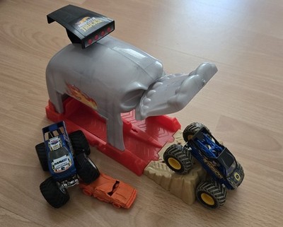 Hot Wheels Boneshaker Launcher + 2 Monster Trucks + Speed Bump Car