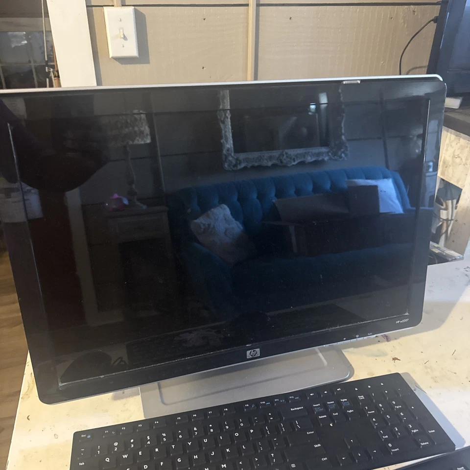 HP 22INCH W2207H LCD Monitor | (1) HDMI, (1) VGA - Used in Great Condition - Image 3 of 4