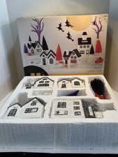H for happy™ 13 piezas LED Halloween Village Set Nuevo en Caja Por Cama Baño Y Más Allá