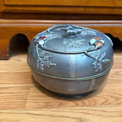 Round Metal Divided Tray w/ Lid, 4 Compartments, Floral, 8 in, Matte