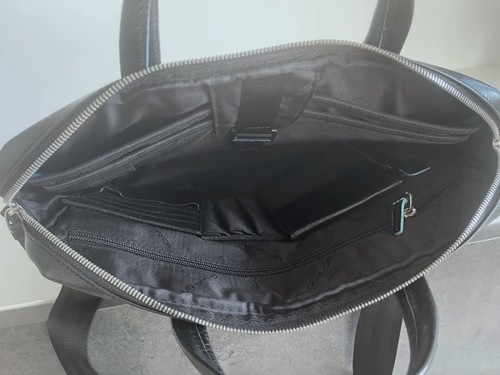 Intramontabile leggera borsa tracolla espandibile in pelle blu Piquadro - Foto 12 di 24