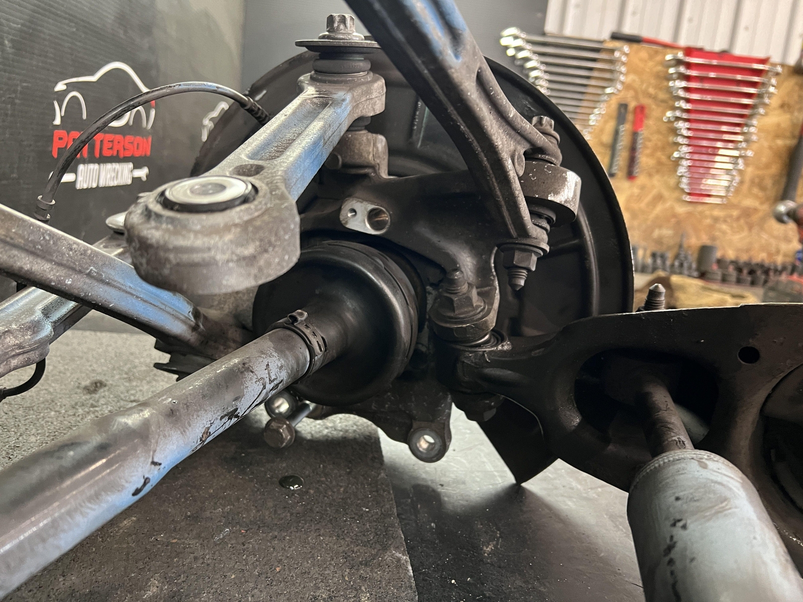 14-17 MASERATI GHIBLI REAR LEFT KNEE KNUCKLE SPINDLE SUSPENSION W/ CV AXLE SQ4