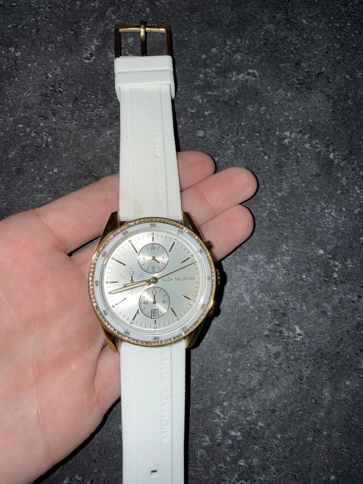 Relógio Michael Kors tamanho grande Hadyn Pavé tom dourado com pulseira de silicone branco - Imagem 3 de 4