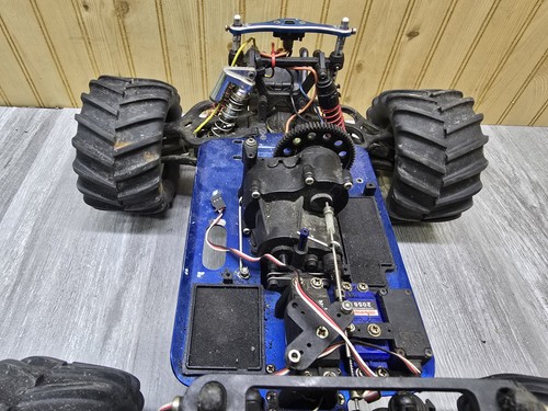 Vintage Traxxas T-Maxx Nitro Roller Slider Chassis Model Parts Or Repair - Picture 8 of 11