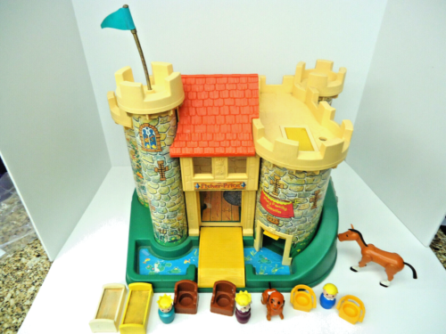 VINTAGE 1974 FISHER PRICE LITTLE PEOPLE PLAY CASTLE 993 KING, QUEEN & MISC CLEAN - Picture 1 of 10