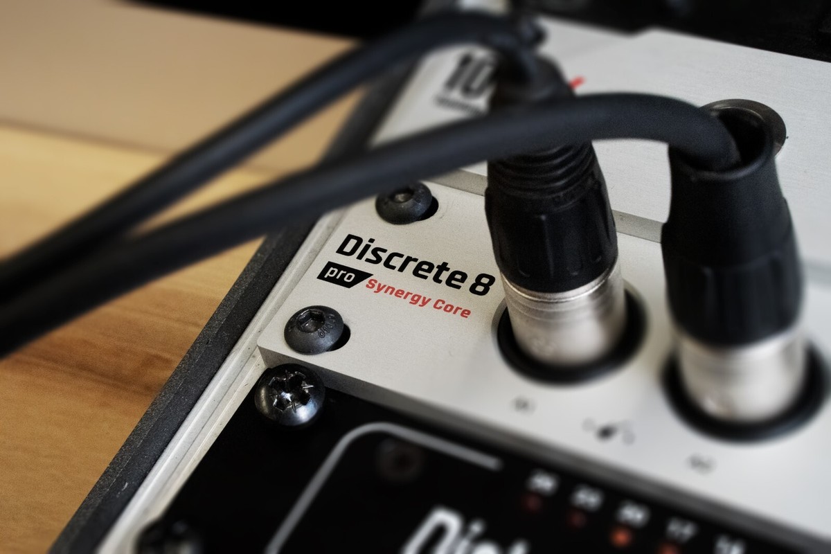 Antelope Audio - Discrete 8 Pro Synergy Core | 26x32 Antelope Audio - Discrete 8 Pro Synergy Core | 26x32