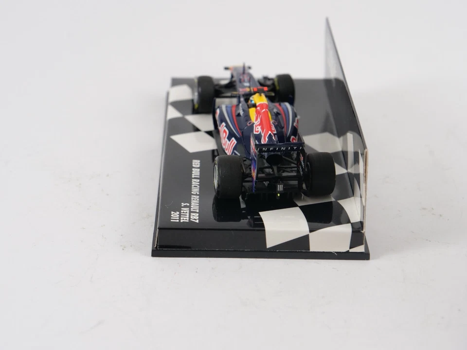 Minichamps 1/43 Red Bull Racing Renault RB7 2011 Vettel - Bild 4 von 4