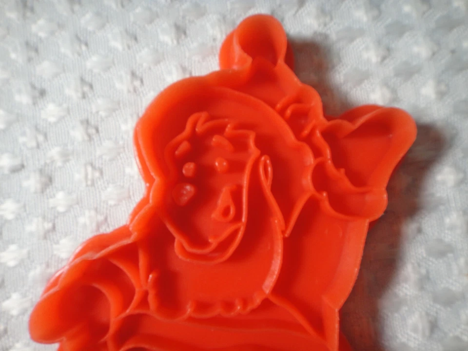 Cortador de galletas de plástico rojo vintage 1996 Disney Wilton Winnie the Pooh en trineo Foto 2 de 4