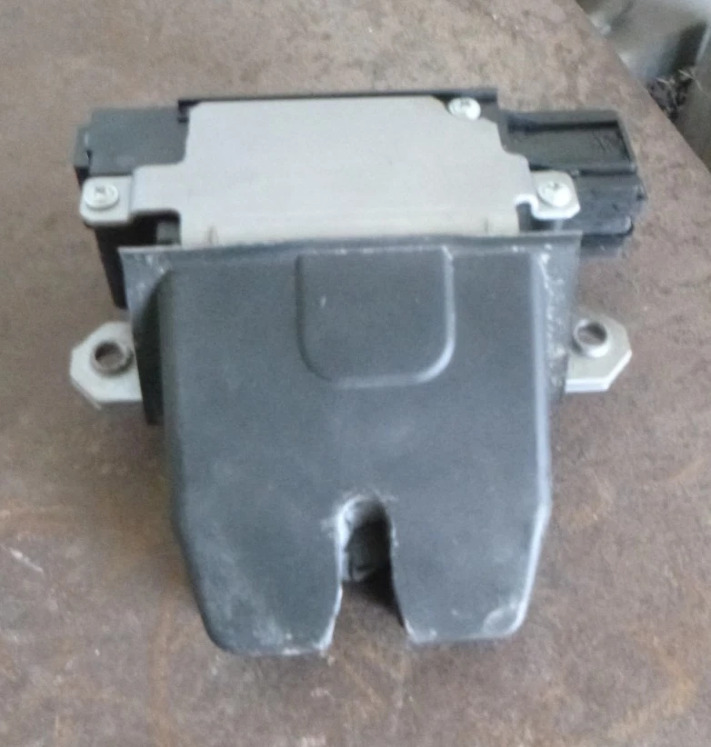 Ford Focus LS LT 05-3/09 5dr Hatch Tailgate Locking Mechanism - Image 2 of 3