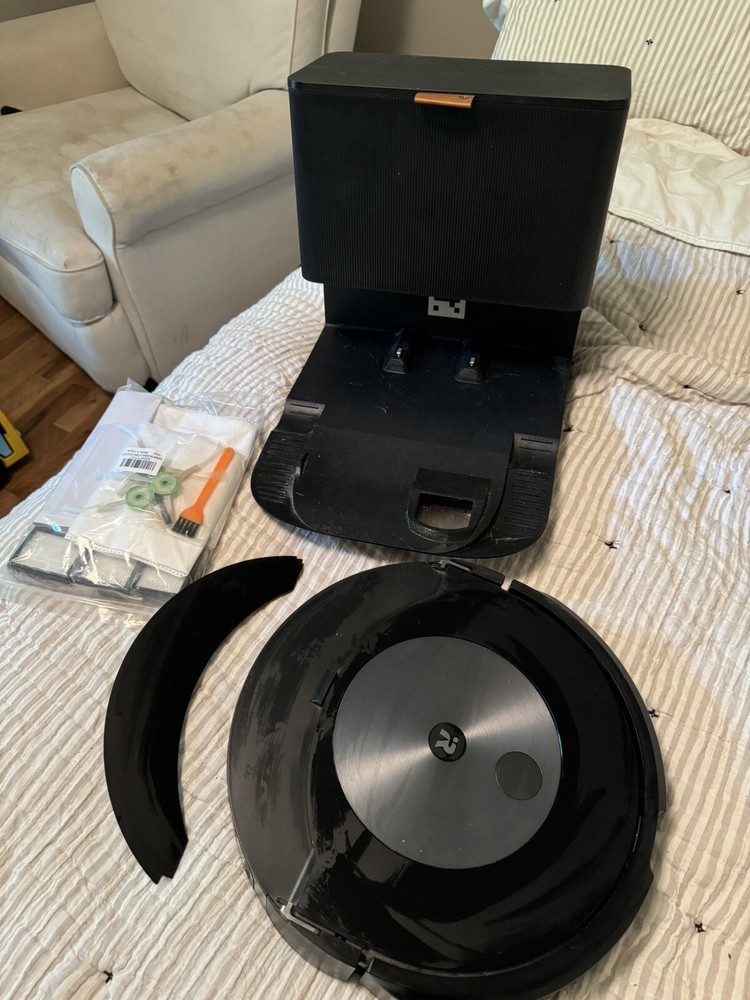 iRobot Roomba j7+ Self-Emptying Robot Vacuum in Graphite with Smart Mapping