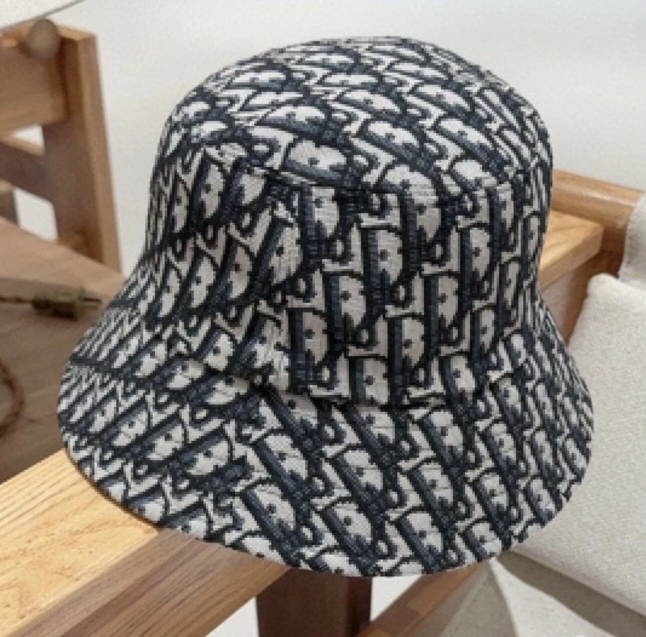 chapeau de seau chrétien dior