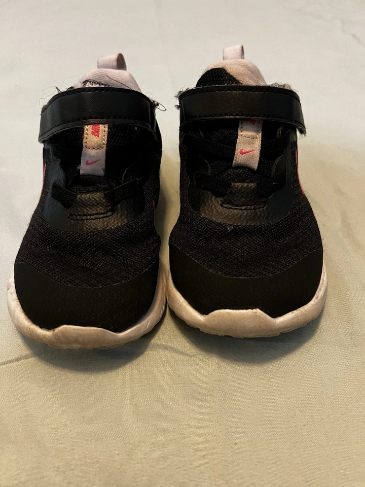 耐克跑步鞋 9 码蹒跚学步女孩黑色和粉红色 — 第 3/3 张图片