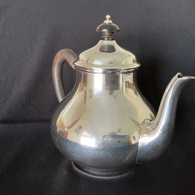 De colección. Tetera de plata maciza hecha en Holanda, 1944. 36 oz. Líneas elegantes y clásicas. Foto 3 de 4