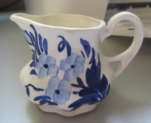 VINTAGE CLINCHFIELD ARTWARE BLUE/WHITE CREAMER