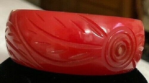 VINTAGE RED BAKELITE WIDE CARVED CUFF TESTED BRACELET - Picture 2 of 12