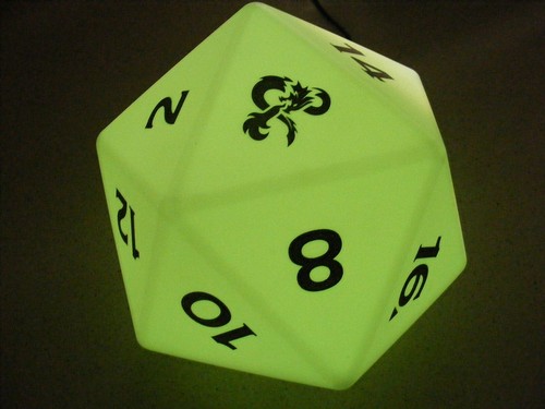 Paladone Dungeons & Dragons D&D Color-Changing 20-Sided USB Dice Lamp Light - Bild 4 von 7