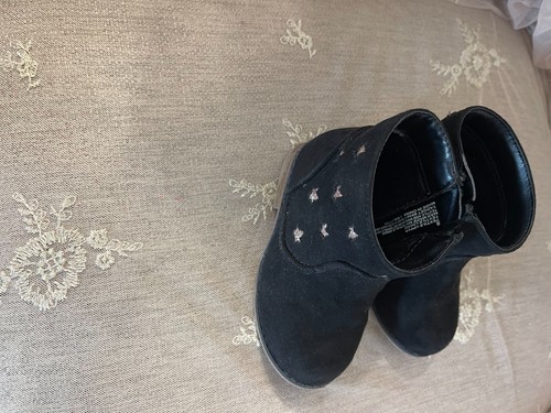 Cat and Jack Toddler Black Boots with Silver Stars on the Side Size 6 - Picture 2 of 7