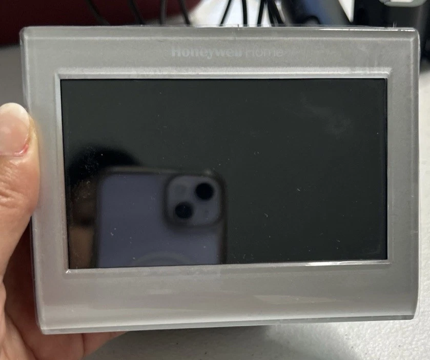 Honeywell Wi-Fi Smart Color Thermostat For Parts Or Not Working Only (Y14)