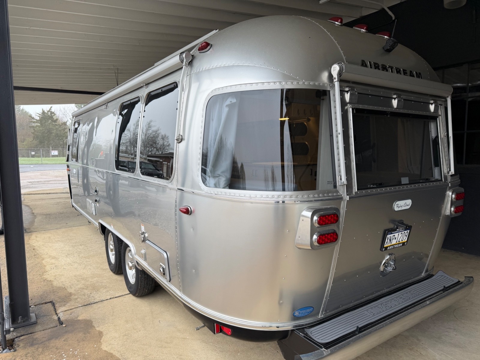 2022 Airstream Trailer 25FB QUEEN Flying Cloud w/ REAR HATCH OPTION