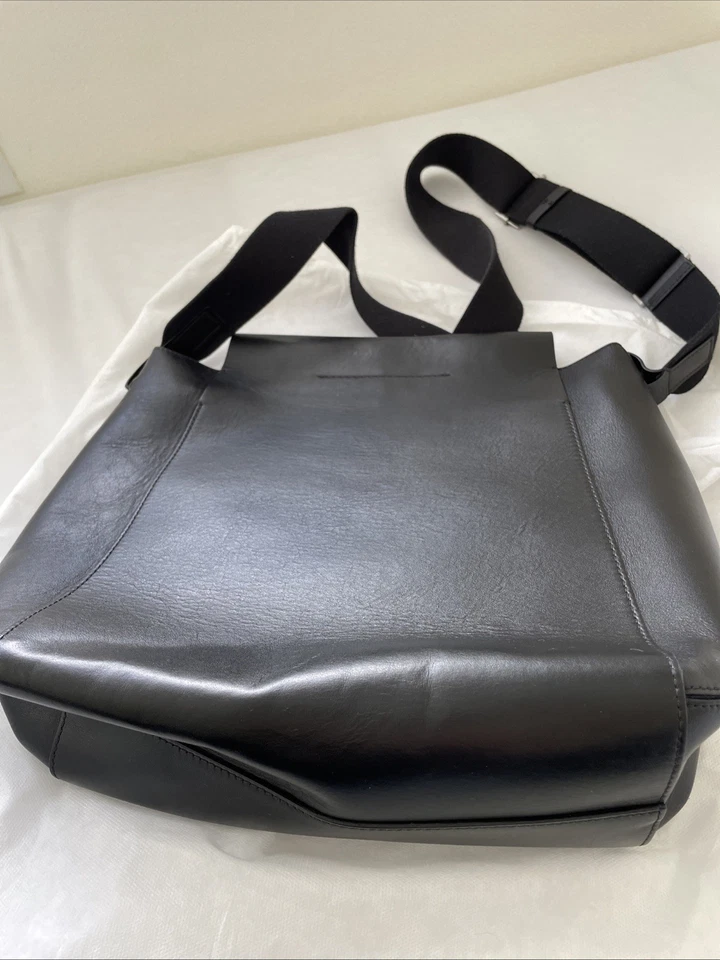 Everlane The Form Bag in Leather Black - Crossover Shoulder Bag - Used - Image 3 of 4