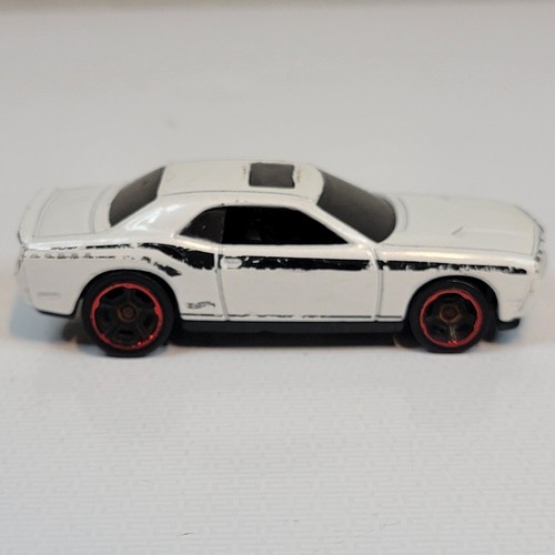 Hot Wheels '08 Dodge Challenger SRT8 Bianco / '71 Dodge Caricabatteria Red Lines Giallo - Foto 11 di 16