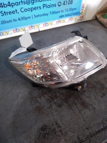 TOYOTA HILUX RIGHT HEADLAMP 07/11-08/15 11 12 13 14 15 - Picture 2 of 4