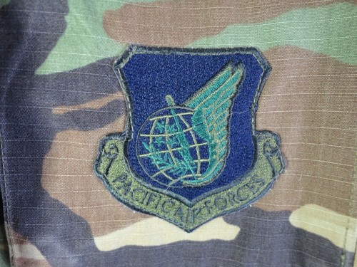Camisa de camuflaje de edición de la Fuerza Aérea talla M edición de la Fuerza Aérea con 7 parches PACAF - Imagen 6 de 9