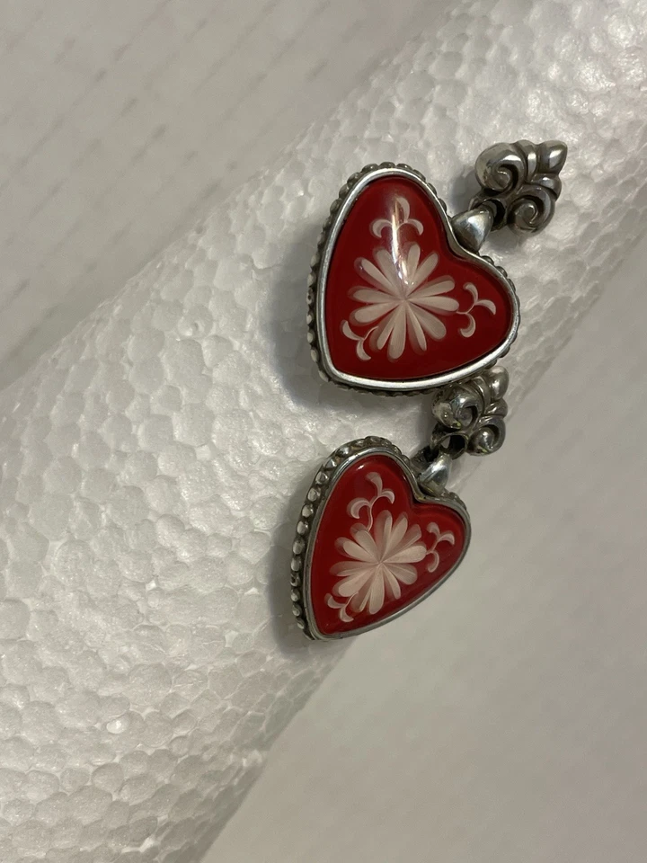 Pendientes Brighton retirados de lirio de agua corazones rojos poste trasero pendientes perforados Foto 2 de 4