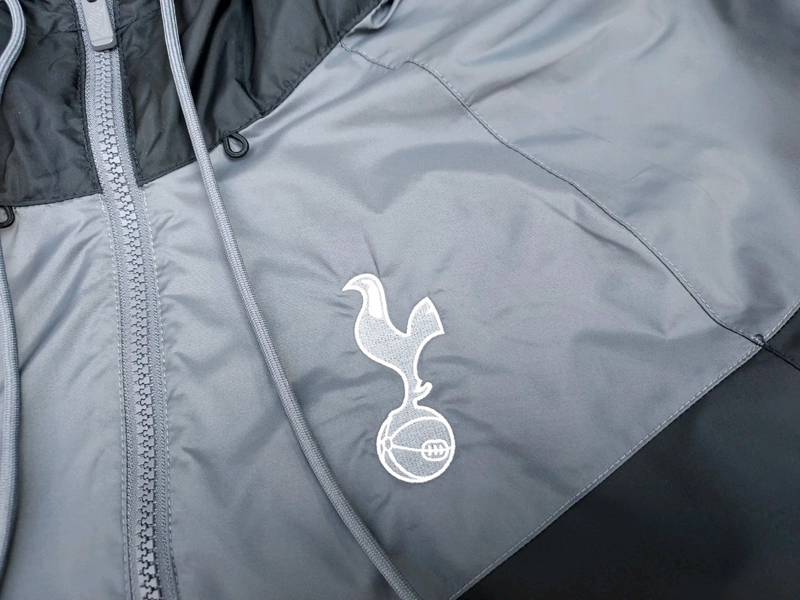 SACAI X NIKE TOTTENHAM HOTSPUR SPURS NIKE WINDRUNNER CAPPUCCIO GIACCA SMALL UOMO NO SHIRT