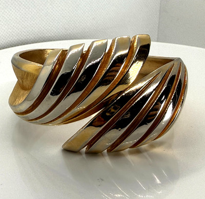 Armband Krone Trifari goldfarben gerippt Bypass Klappmanschette Mid Century
