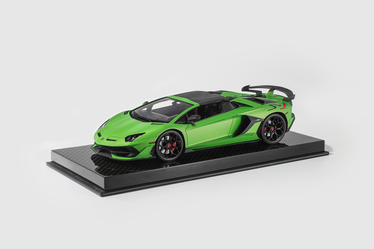 Runner&Uitra Unique 1:18 Lamborghini Aventador SVJ Green Resin Car
