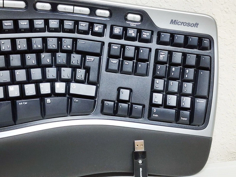 Microsoft Natural Wireless Ergonomic Keyboard 7000 & USB Dongle - FRENCH VERSION - Image 4 of 4
