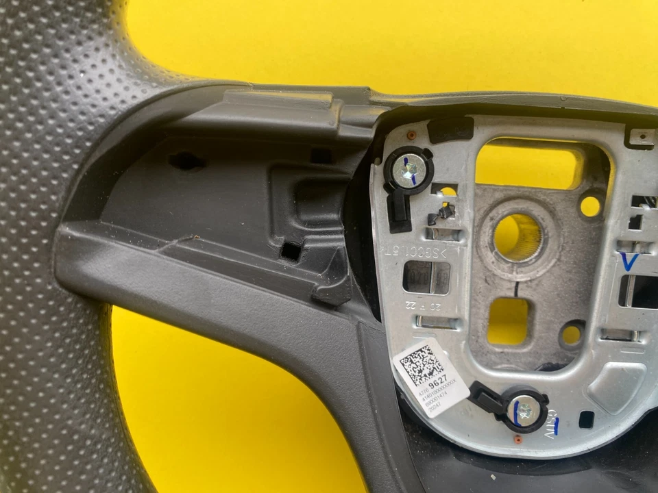 Volante conductor Chevrolet Trax 2017-2022 envuelto en negro OEM 42769627 Foto 2 de 4