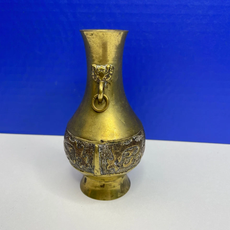 Jarrón de latón ornamentado urna doble anillo asas 5" de alto asiático dragón escarabajo Foto 3 de 4