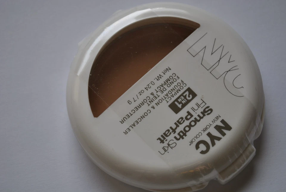 NYC Smooth Skin 2 in 1 Compact Foundation & Concealer - 003 Medium (Pack of 1) - Image 3 of 3
