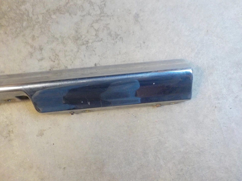 Barra de parachoques central trasera Chevrolet 1963 Impala/Bel-air/Biscayne original. Foto 3 de 4