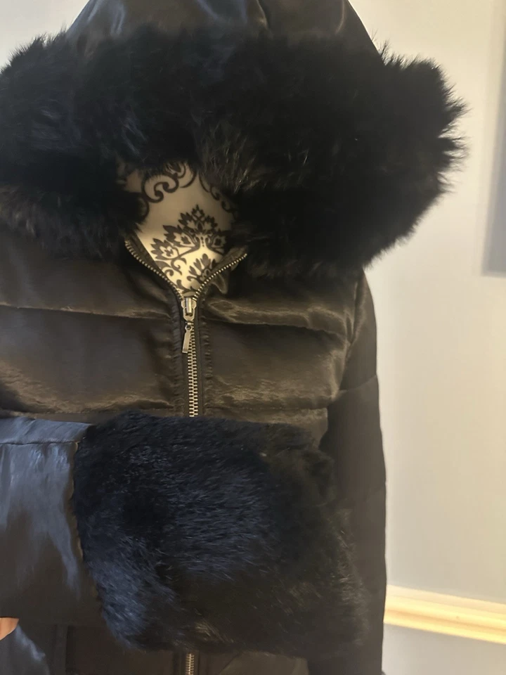 Chaqueta acolchada de satén negra BeBe con capucha y puños recortados en piel Foto 4 de 4