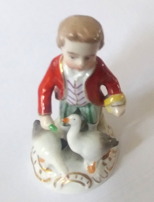 Antike Capodimonte kleine Porzellan Figur Junge mit Gänsen Höhe 2,75''/7 cm