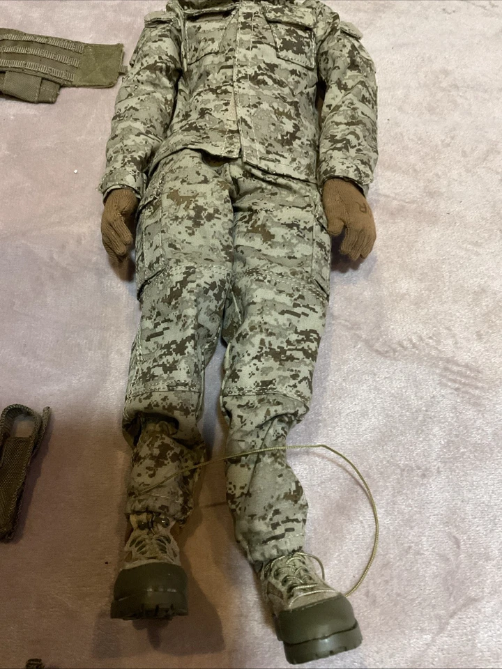 Vintage GI Joe 1996-2001 Figures Vests Guns Hats Boots Bullets Bag Gas Mask - Image 2 of 4