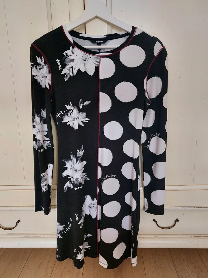 Abito Desigual bianco e nero con tessuto asimmetrico Tg XS - Immagine 2 di 3