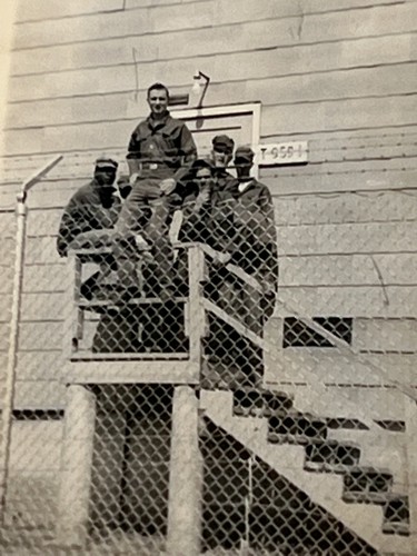 WW2 Era Photo Prisoners In Stockade GIs Who Went AWOL - Imagen 2 de 4